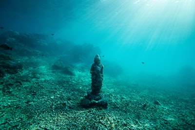 海水下的雕像